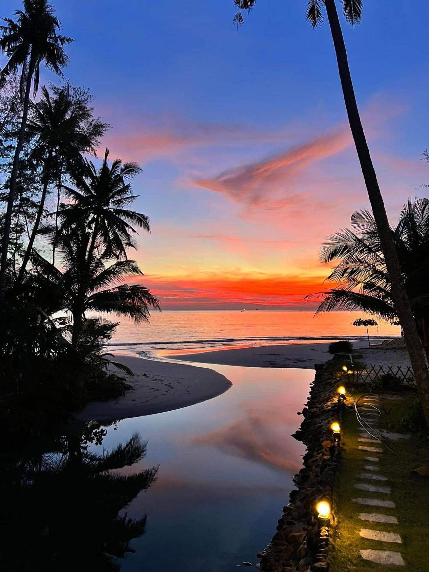 Sunshine On The Rock Hotel Ko Kut Bagian luar foto